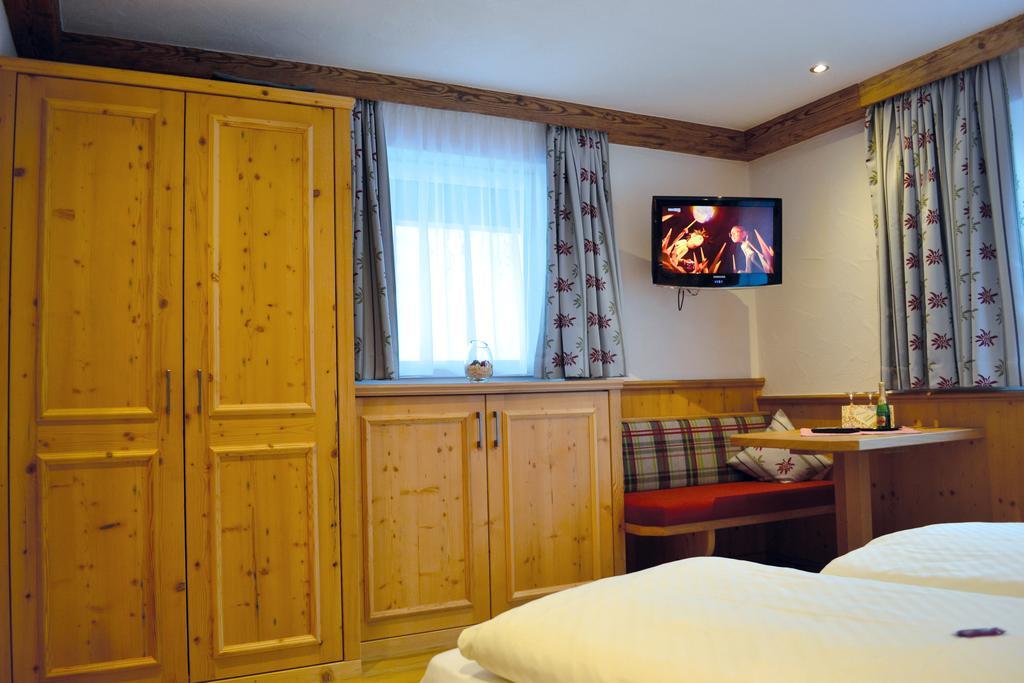Pension Alpenperle Holzgau Exteriör bild
