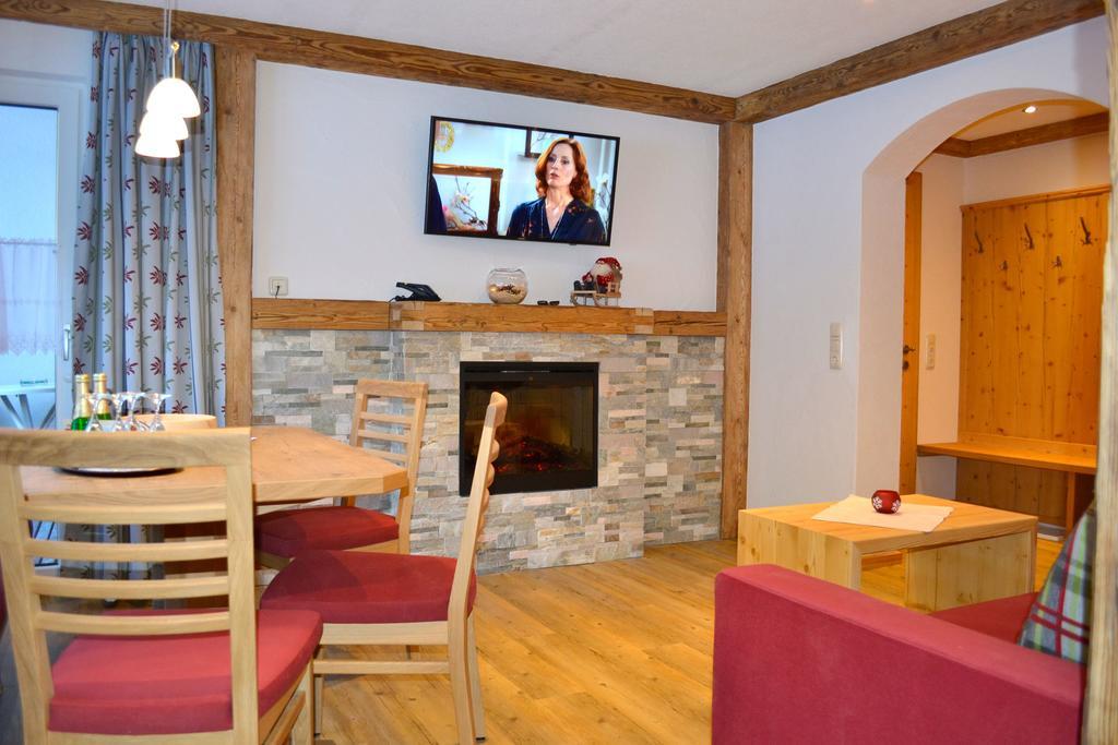 Pension Alpenperle Holzgau Exteriör bild