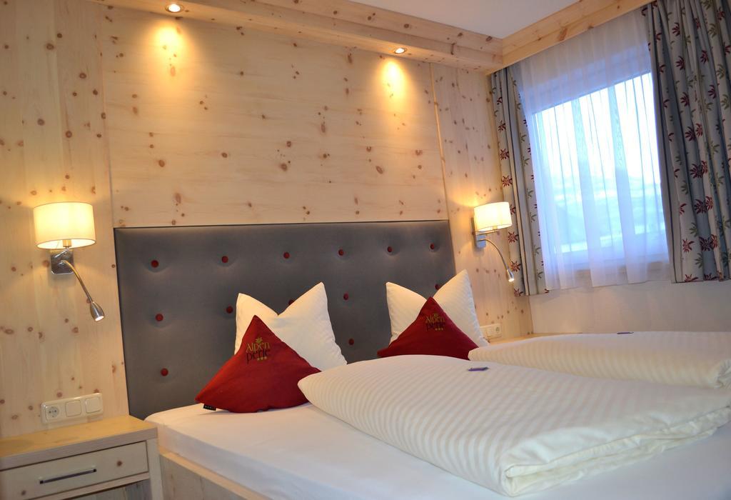 Pension Alpenperle Holzgau Exteriör bild
